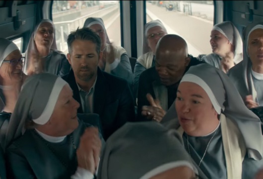 Райан Рейнольдс и монахини в новом фрагменте фильма «Телохранитель для киллера» (видео)