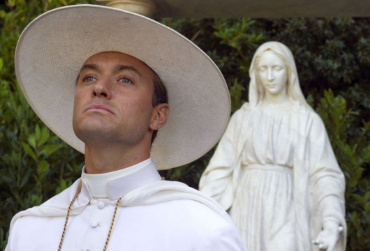 Опубликованы фото со съёмок «Нового папы» с Джудом Лоу в одном нижнем белье
