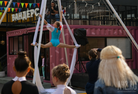 Воздушные кольца и акробатика: как прошёл летний арт-фестиваль «SKYLINE»