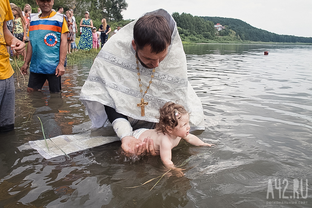 Массовое крещение в реке Томь